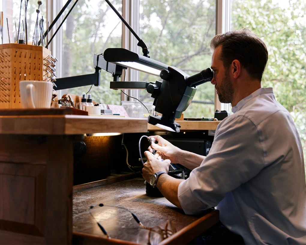 Goldschmied prüft Sternzeichen-Schmuck 1 Goldschmied prüft Sternzeichen-Schmuck