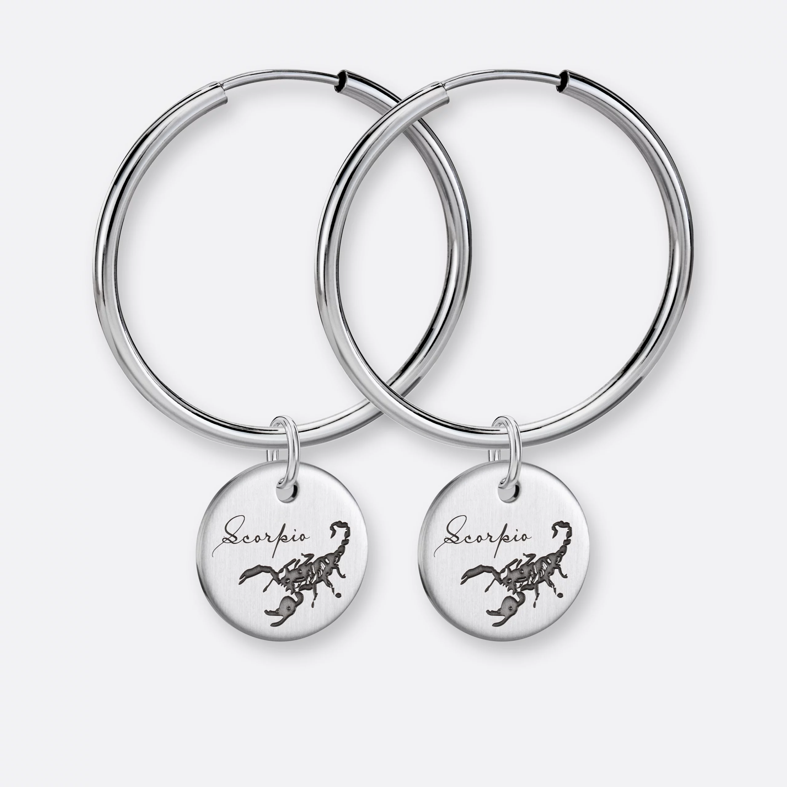 Skorpion Ohrring, Anhänger graviert, 925er Silber 4 Skorpion Ohrring-Creolen groß mit Sternzeichen-Anhänger-Coins graviert, Silber, Paar