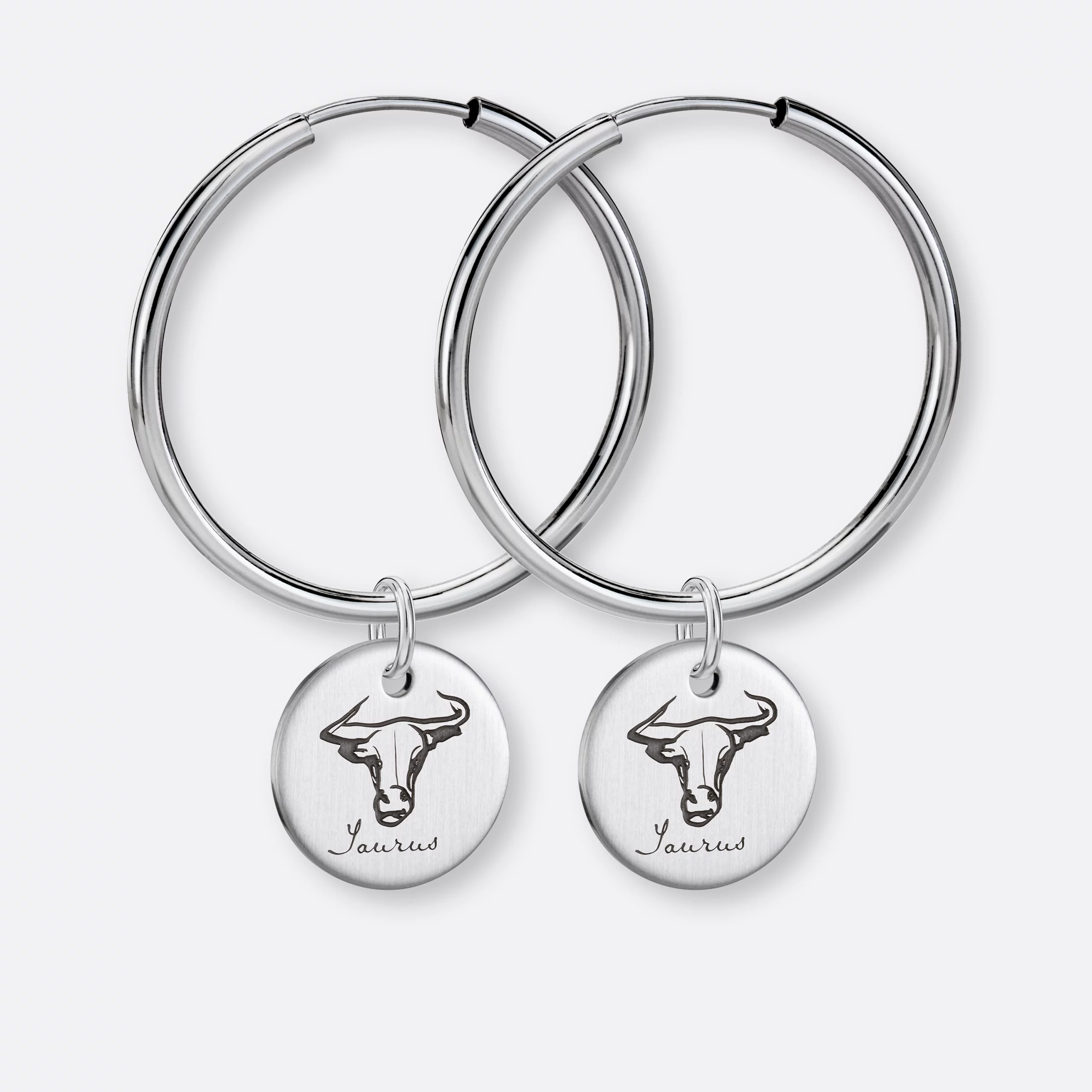 Stier Ohrring, Anhänger graviert, 925er Silber 22 Stier Ohrring Creole groß mit Anhänger-Coin graviert, Silber, Paar, Vorne